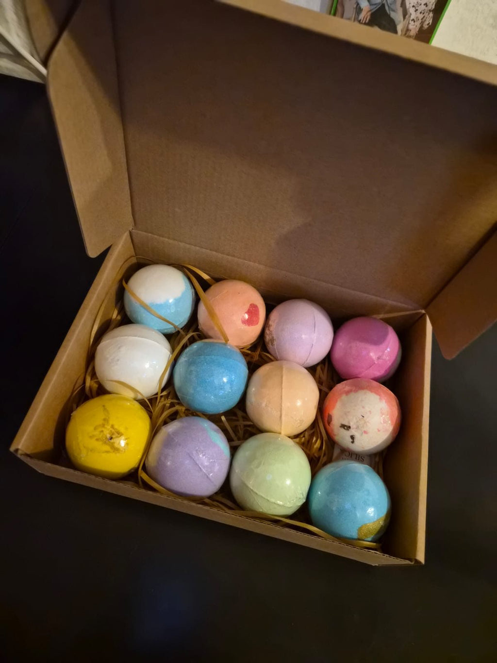 Caja kraft SOSE abierta con bombas de baño